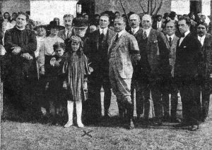 Fotografía de Inés Salas de Cobo junto a las autoridades de la ciudad de Rufino y algunos trabajadores en su estancia, Laguna del Monte. Archivo: Semanario Caras y Caretas, 31 de mayo de 1919.