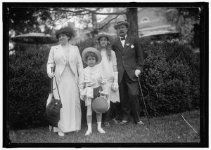 Dolores Cobo, junto a su esposo e hijos en Estados Unidos. Archivo: Library of Congress, 1 de enero de 1915.